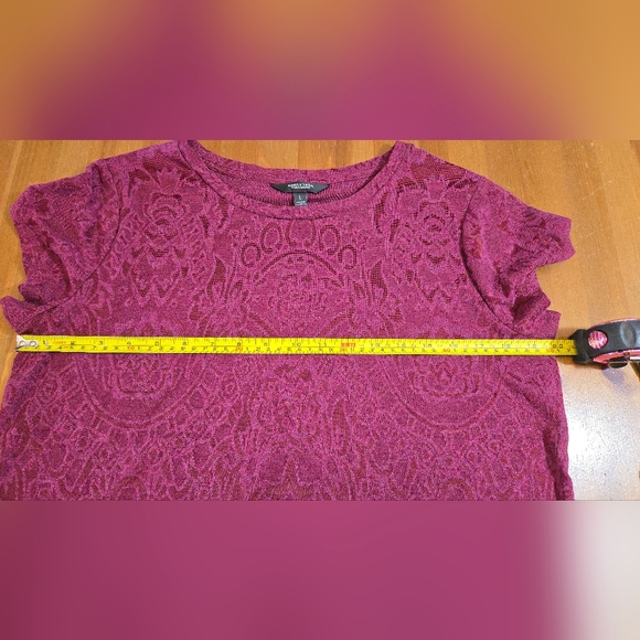 Simply Vera Burgandy Short Sleeve Curved Hem Patterned Top Size Large - Picture 3 of 11